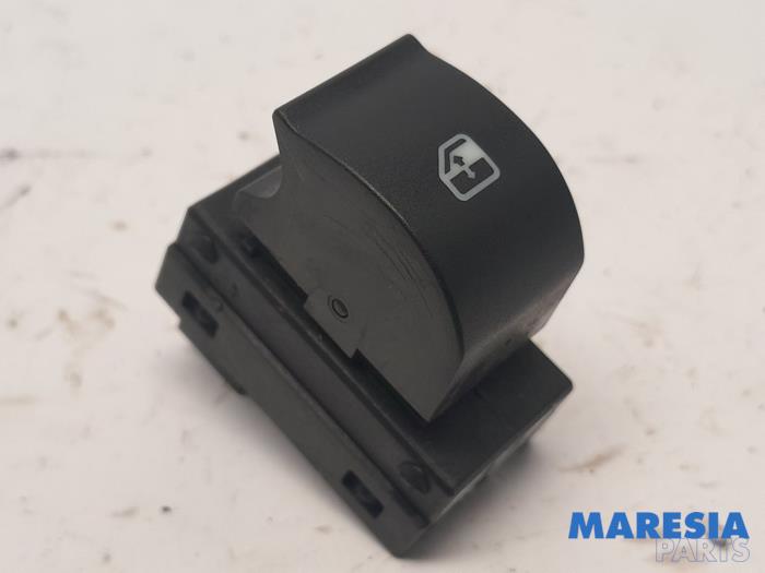 Usados Interruptor combinado de ventanillas Fiat Punto Evo (199) 1.3 JTD Multijet 85 16V Euro 5 Precio € 25,00 Norma de margen ofrecido por Maresia Parts
