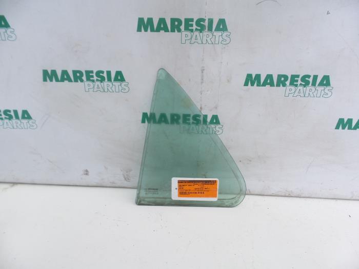 Usados Ventanilla triangular izquierda detrás Renault Laguna II (BG) 1.9 dCi 120 Precio € 30,00 Norma de margen ofrecido por Maresia Parts