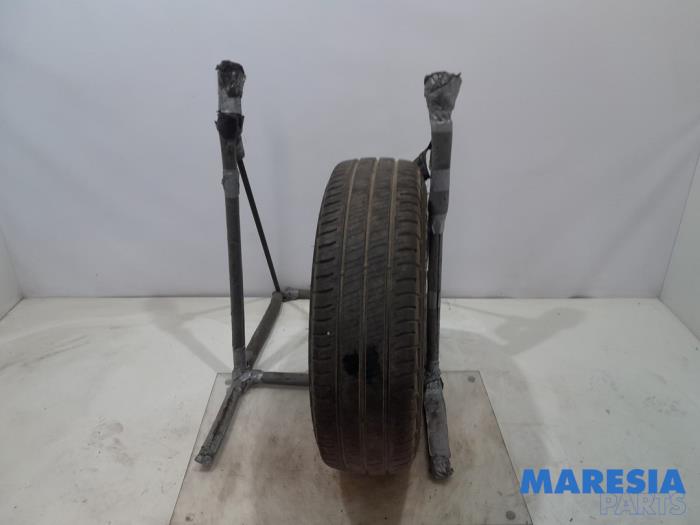Używane Opona Peugeot Boxer (U9) 2.0 BlueHDi 130 Cena € 36,30 Z VAT oferowane przez Maresia Parts