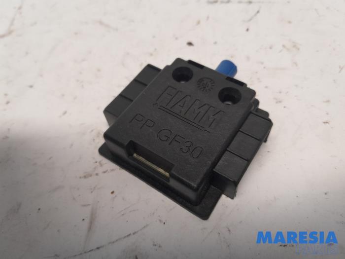 Używane Antena GPS Peugeot 508 SW (8E/8U) 1.6 THP 16V Cena € 20,00 Procedura marży oferowane przez Maresia Parts