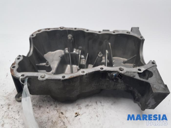 Usagé Couvercle carter Renault Scénic III (JZ) 1.5 dCi 110 Prix € 40,00 Règlement à la marge proposé par Maresia Parts