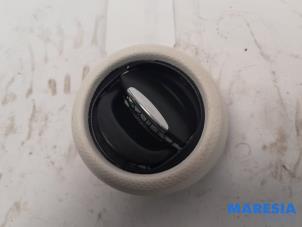 Used Dashboard vent Renault Twingo III (AH) 1.0 SCe 70 12V Price € 20,00 Margin scheme offered by Maresia Parts