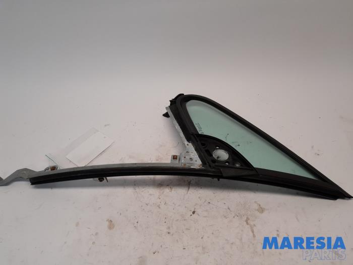 Usados Ventanilla triangular izquierda delante Peugeot 307 CC (3B) 2.0 16V Precio € 45,00 Norma de margen ofrecido por Maresia Parts