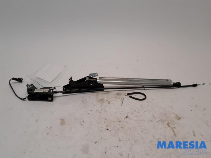 Używane Sterowanie dachu cabrio Peugeot 307 CC (3B) 2.0 16V Cena € 75,00 Procedura marży oferowane przez Maresia Parts