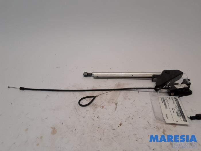Używane Sterowanie dachu cabrio Peugeot 307 CC (3B) 2.0 16V Cena € 75,00 Procedura marży oferowane przez Maresia Parts