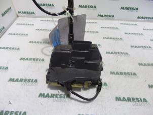 Used Rear door lock mechanism 4-door, left Renault Laguna II (BG) 2.0 16V IDE Price € 30,00 Margin scheme offered by Maresia Parts