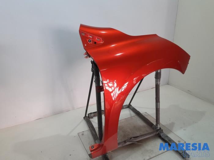 Front wing, right from a Renault Clio IV Estate/Grandtour (7R) 0.9 Energy TCE 90 12V 2018