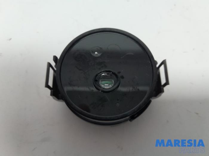 Begagnade Regnsensor Renault Zoé (AG) R90 Pris € 15,00 Marginaltabell erbjuds av Maresia Parts