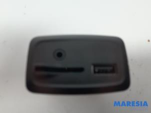 Usados Conexión AUX-USB Renault Zoé (AG) R90 Precio € 20,00 Norma de margen ofrecido por Maresia Parts