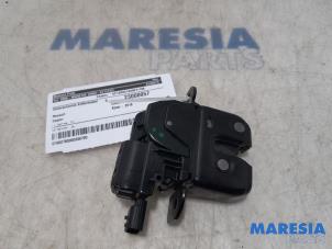 Używane Mechanizm zamka pokrywy bagaznika Renault Captur (2R) 1.2 TCE 16V EDC Cena € 40,00 Procedura marży oferowane przez Maresia Parts