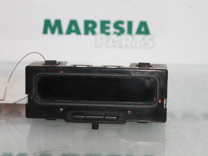 Begagnade Innerdisplay Renault Scénic I (JA) 1.9 dCi Pris € 15,00 Marginaltabell erbjuds av Maresia Parts