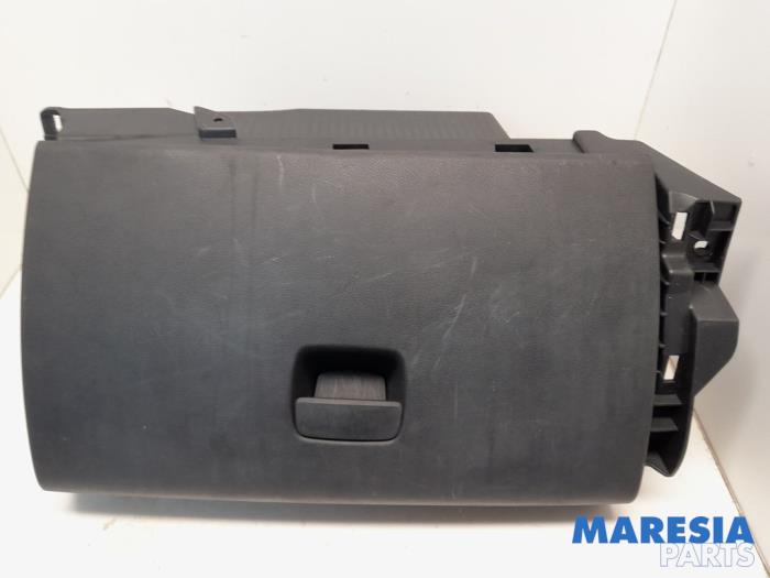 Begagnade Handskfack Opel Vivaro 1.6 CDTI 95 Euro 6 Pris € 36,30 Inklusive moms erbjuds av Maresia Parts