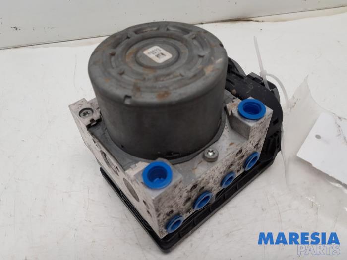 Usagé Bloc ABS Opel Vivaro 1.6 CDTI 95 Euro 6 Prix € 181,44 Prix TTC proposé par Maresia Parts