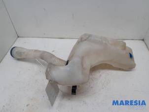 Usagé Réservoir lave-glace avant Peugeot 307 CC (3B) 2.0 16V Prix € 25,00 Règlement à la marge proposé par Maresia Parts