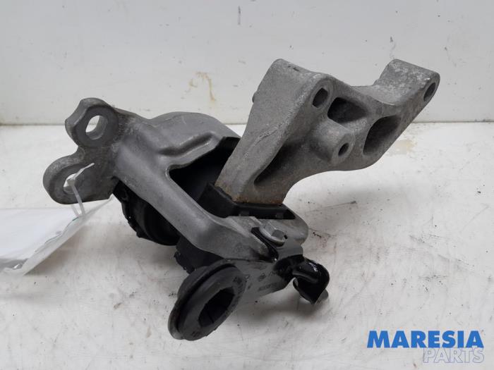 Used Engine mount Opel Vivaro 1.6 CDTI 95 Euro 6 Price € 42,35 Inclusive VAT offered by Maresia Parts
