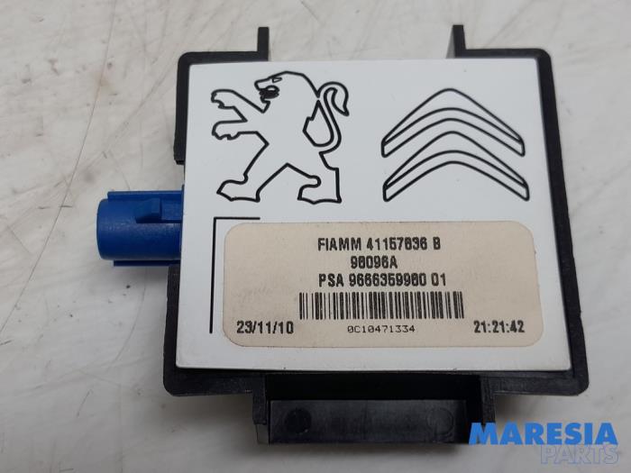 Używane Antena GPS Peugeot 508 SW (8E/8U) 1.6 THP 16V Cena € 20,00 Procedura marży oferowane przez Maresia Parts