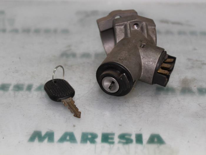 Używane Stacyjka + Kluczyk Fiat Cinquecento 0.9 i.e. S Cena € 25,00 Procedura marży oferowane przez Maresia Parts