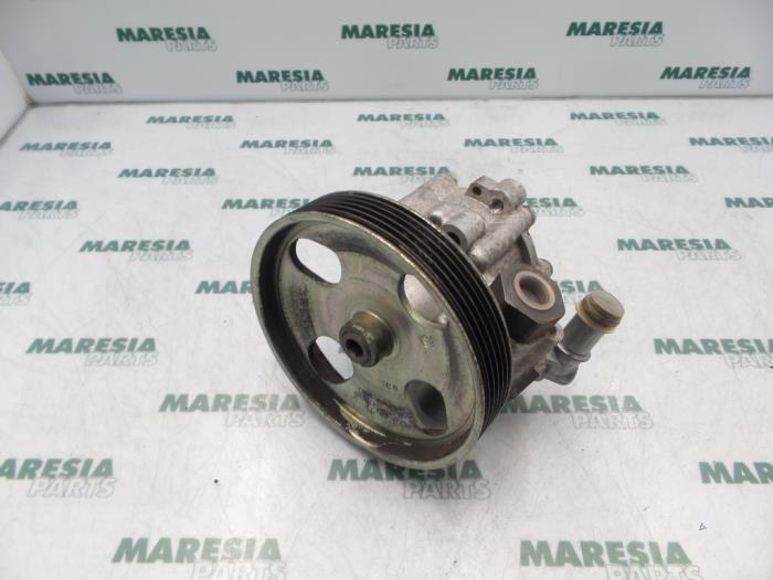 Power steering pump from a Peugeot 607 (9D/U) 2.2 HDi 16V FAP 2003