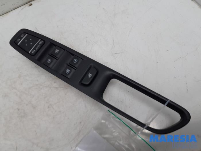 Usados Interruptor combinado de ventanillas Renault Clio IV Estate/Grandtour (7R) 0.9 Energy TCE 90 12V Precio € 35,00 Norma de margen ofrecido por Maresia Parts