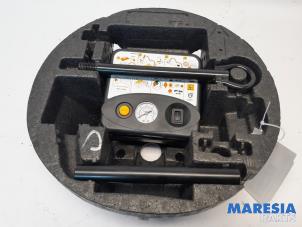 Usados Juego de reparación de neumáticos Renault Zoé (AG) R90 Precio € 50,00 Norma de margen ofrecido por Maresia Parts