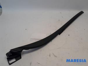 Used Frontscreen frame Renault Zoé (AG) R90 Price € 45,00 Margin scheme offered by Maresia Parts
