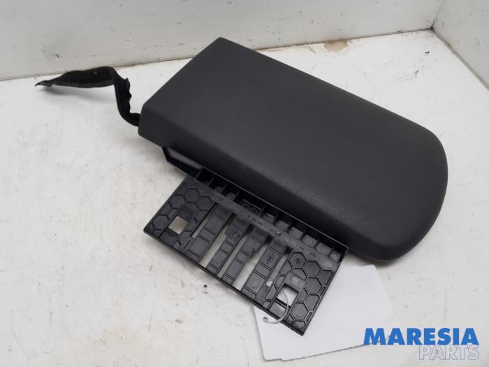 Gebrauchte Armlehne Peugeot 3008 I (0U/HU) 1.6 VTI 16V Preis € 50,00 Margenregelung angeboten von Maresia Parts