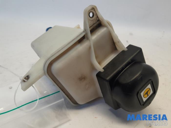 Begagnade Styrservotank Fiat Ducato (250) 2.3 D 130 Multijet Pris € 42,35 Inklusive moms erbjuds av Maresia Parts