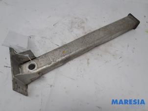 Usados Soporte de la parte delantera Peugeot 3008 I (0U/HU) 1.6 VTI 16V Precio € 25,00 Norma de margen ofrecido por Maresia Parts