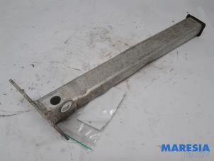 Usados Soporte de la parte delantera Peugeot 3008 I (0U/HU) 1.6 VTI 16V Precio € 25,00 Norma de margen ofrecido por Maresia Parts