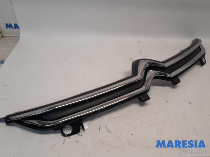Używane Grill Citroen C4 Picasso (3D/3E) 1.6 16V THP 155 Cena € 100,00 Procedura marży oferowane przez Maresia Parts