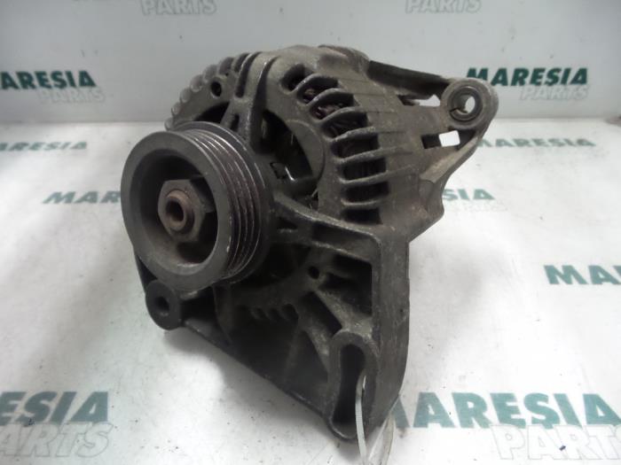 Begagnade Dynamo Fiat Punto I (176) 60 S,SX 1.2 Fire SPI Pris € 40,00 Marginaltabell erbjuds av Maresia Parts