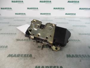 Gebrauchte Türschlossmechanik 4-türig rechts vorne Citroen Xsara Picasso (CH) 1.6 Preis € 25,00 Margenregelung angeboten von Maresia Parts