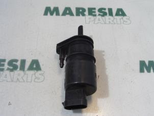Używane Pompa spryskiwacza przód Renault Clio (B/C57/357/557/577) 1.2 Eco Kat. Cena € 15,00 Procedura marży oferowane przez Maresia Parts