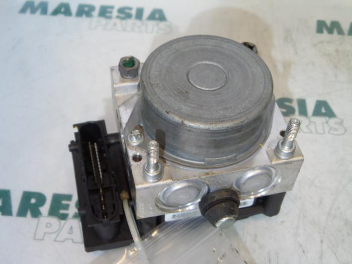 Używane Pompa ABS Renault Clio III (BR/CR) 1.5 dCi 70 Cena € 65,00 Procedura marży oferowane przez Maresia Parts