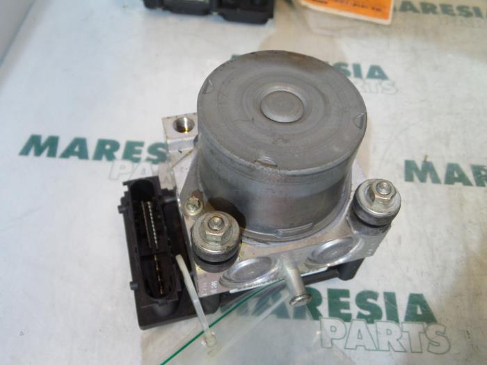 Używane Pompa ABS Renault Clio III (BR/CR) 1.6 16V Cena € 65,00 Procedura marży oferowane przez Maresia Parts
