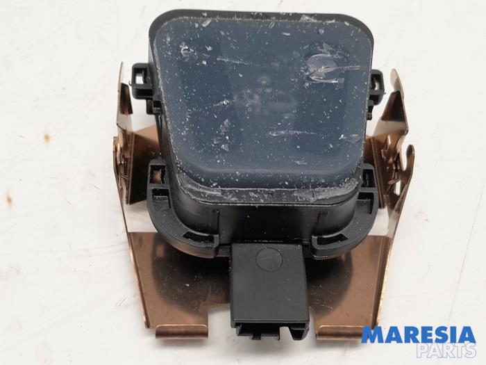 Begagnade Regnsensor Peugeot 208 I (CA/CC/CK/CL) 1.2 12V e-THP PureTech 110 Pris € 20,00 Marginaltabell erbjuds av Maresia Parts