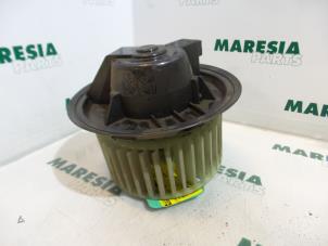 Usados Motor de ventilador de calefactor Fiat Bravo (182A) 1.2 16V Precio € 25,00 Norma de margen ofrecido por Maresia Parts