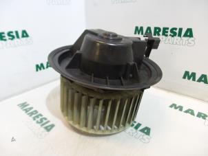 Usados Motor de ventilador de calefactor Fiat Bravo (182A) 1.2 16V Precio € 25,00 Norma de margen ofrecido por Maresia Parts
