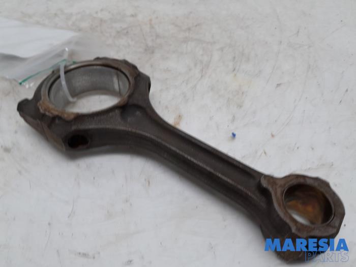 Używane Korbowód Renault Laguna III Estate (KT) 2.0 Turbo 16V GT Cena € 29,99 Procedura marży oferowane przez Maresia Parts