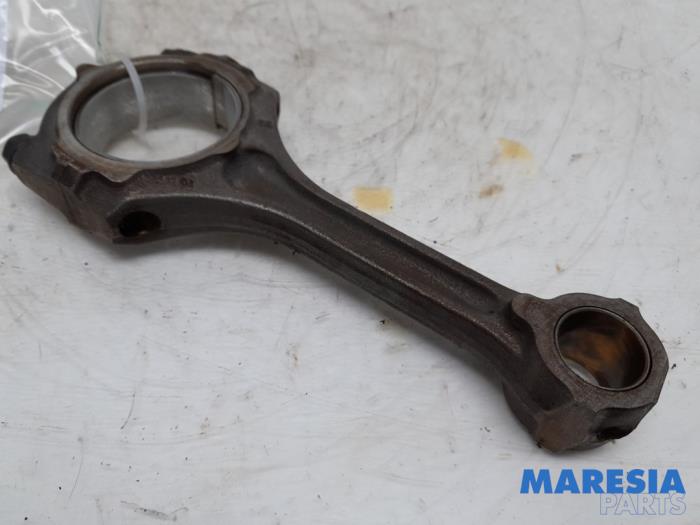 Używane Korbowód Renault Laguna III Estate (KT) 2.0 Turbo 16V GT Cena € 29,99 Procedura marży oferowane przez Maresia Parts