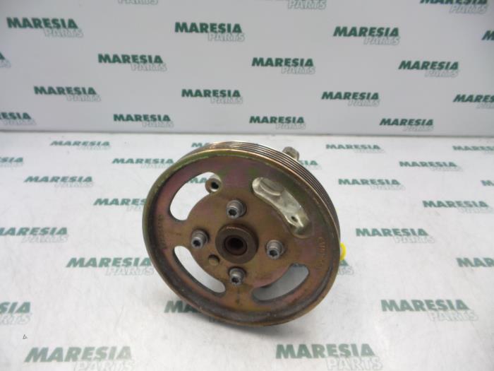 Usagé Pompe de direction Peugeot 306 (7A/C/S) 1.4 XN,XR,XA,XRA Prix € 40,00 Règlement à la marge proposé par Maresia Parts