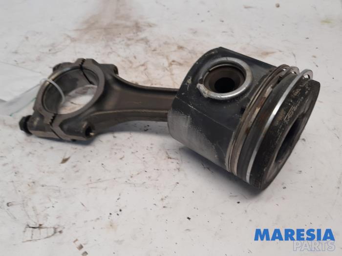 Usagé Bielle Iveco New Daily III 40C13 Prix € 107,69 Prix TTC proposé par Maresia Parts