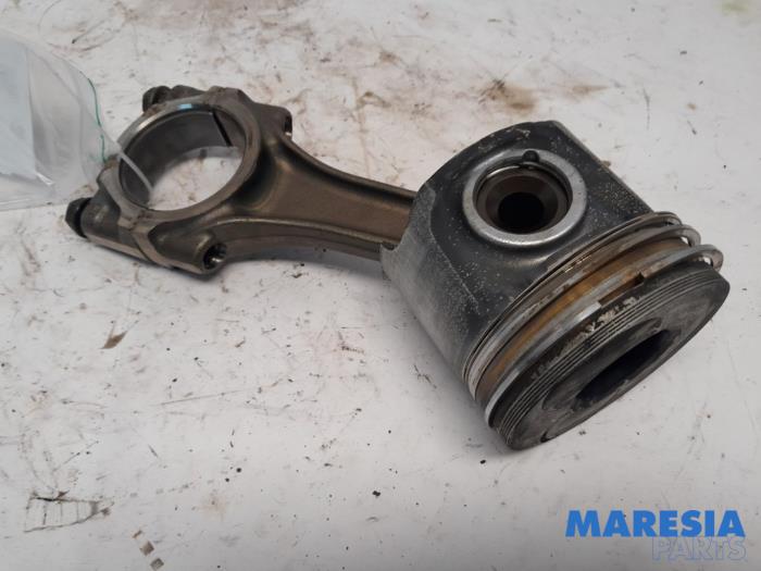 Usagé Bielle Iveco New Daily III 40C13 Prix € 107,69 Prix TTC proposé par Maresia Parts