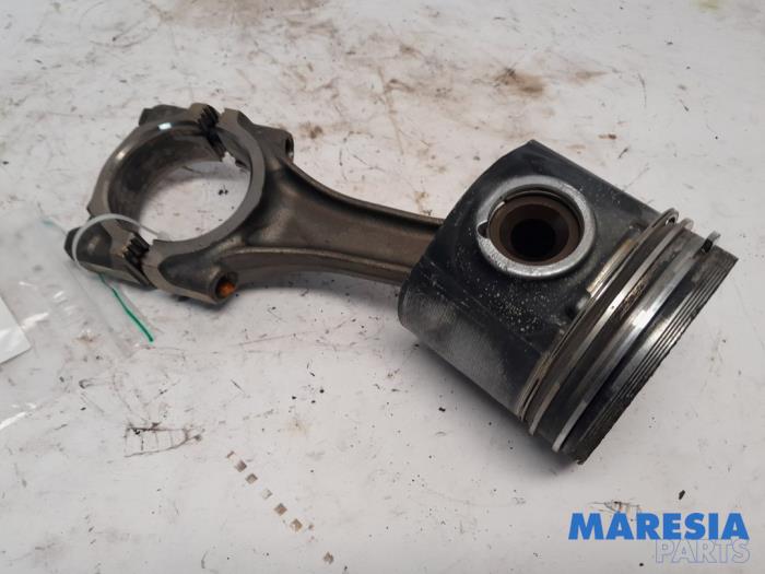 Usagé Bielle Iveco New Daily III 40C13 Prix € 107,69 Prix TTC proposé par Maresia Parts
