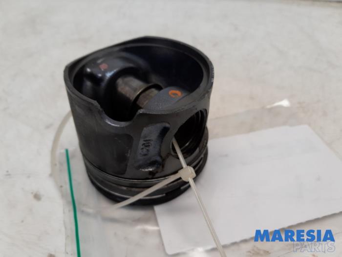 Usados Pistón Opel Combo 1.3 CDTI 16V ecoFlex Precio € 28,44 IVA incluido ofrecido por Maresia Parts