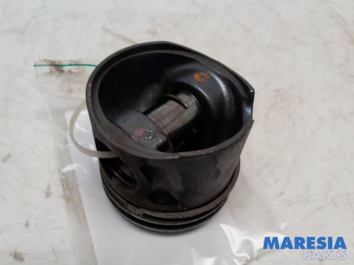 Usados Pistón Opel Combo 1.3 CDTI 16V ecoFlex Precio € 28,44 IVA incluido ofrecido por Maresia Parts