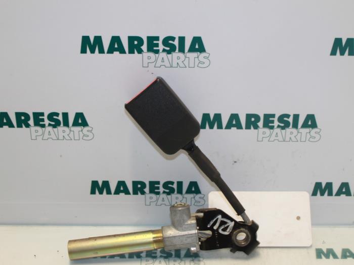 Begagnade Bältessträckare, höger Renault Megane Coupé (DA) 1.6i Pris € 25,00 Marginaltabell erbjuds av Maresia Parts