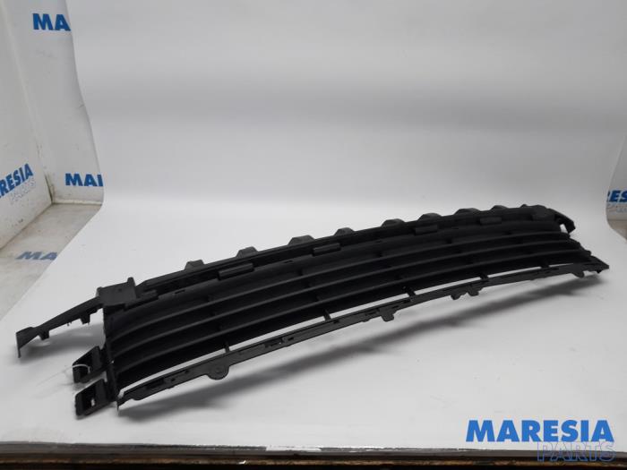 Używane Grill Fiat Talento 2.0 EcoJet BiTurbo 145 Cena € 90,75 Z VAT oferowane przez Maresia Parts