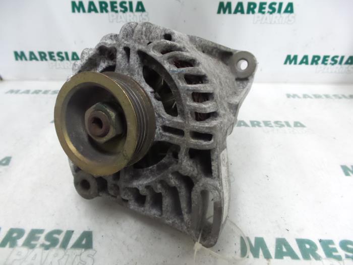 Begagnade Dynamo Fiat Stilo (192A/B) 1.2 16V 3-Drs. Pris € 40,00 Marginaltabell erbjuds av Maresia Parts