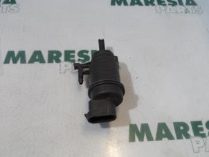 Used Windscreen washer pump Renault Express Price € 12,10 Inclusive VAT offered by Maresia Parts